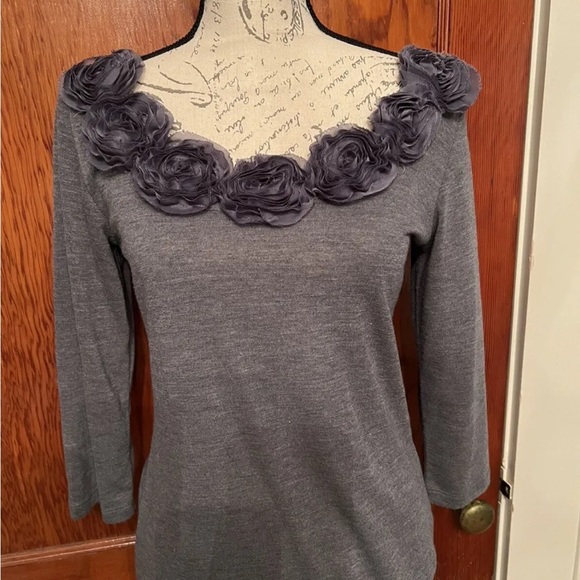 Forever Fashion Gray Knit Top With 3D Flowers (M) - Picture 1 of 9